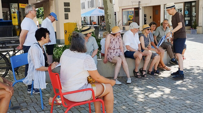 Führung Kleindenkmale Pfullingen Stadtarchivar Stefan Spiller hatte auch historische Aufnahmen mitgebracht.