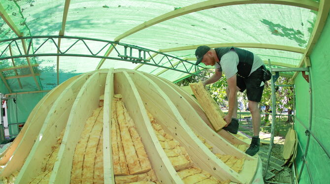 2025-06-12 Pavillon, Dachaufbau, Laiblinspark, Pfullingen, Sparren, Zimmermann, Isoliermaterial So sieht der Unterbau der Pavillon-Kuppel aus. 30 Holzsparren sorgen für die typische Form. 24 der 30 Sparren mussten neu gemach