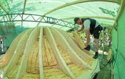 So sieht der Unterbau der Pavillon-Kuppel aus. 30 Holzsparren sorgen für die typische Form. 24 der 30 Sparren mussten neu gemach