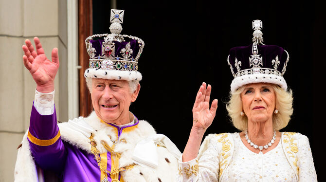 König Charles III. und Königin Camilla auf dem Balkon des Buckingham-Palasts nach ihrer Krönung in der Westminster Abbey, London König Charles III. und Königin Camilla auf dem Balkon des Buckingham-Palasts nach ihrer Krönung in der Westminster Abbey, London