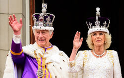 König Charles III. und Königin Camilla auf dem Balkon des Buckingham-Palasts nach ihrer Krönung in der Westminster Abbey, London