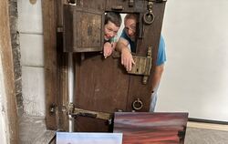 Svantje Kinzelmann und Jens Hoffmann zeigen ihre Fotos als "Kunst im Knast" im ehemaligen Gefängnis Münsingen.