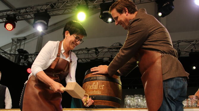 Vor drei Jahren war's ihre Premiere. Oberbürgermeisterin Carmen Haberstroh 2022 beim Fassanstich zum Stadt- und Heimatfest.