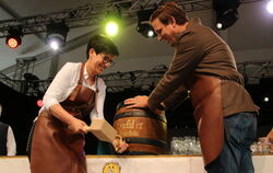 Vor drei Jahren war's ihre Premiere. Oberbürgermeisterin Carmen Haberstroh 2022 beim Fassanstich zum Stadt- und Heimatfest.