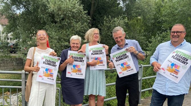 Daumen hoch, nicht nur für den Garagen-Flohmarkt (von links): Jenny Winter-Stojanovic, Dagmar Krause, Karin Lenz, Martin Schöfth