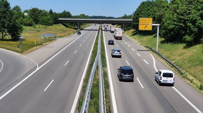 Lärmschutz In der Fahrtrichtung Stuttgart rollen Autos auf der B 27 bereits auf lärmminderndem Asphalt an Pliezhausen und Walddorfhäslach v