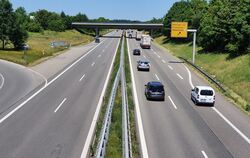 In der Fahrtrichtung Stuttgart rollen Autos auf der B 27 bereits auf lärmminderndem Asphalt an Pliezhausen und Walddorfhäslach v