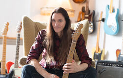 Jan Henning in seinem Reutlinger Guitar Lab. Seit 30 Jahren lebt er abwechselnd in Reutlingen und Los Angeles. 