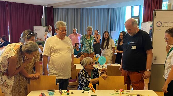 Samariter Workshop Die Leiterin des Samariterstifts im Tübinger Mühlenviertel, Susanne Gilde (Mitte), deutet zusammen mit ihren Kollegen das abstra