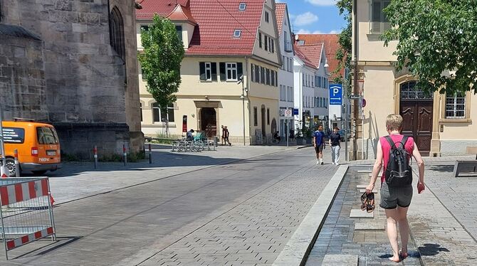 Wasser-Marsch am Weibermarkt am Mittwoch gegen 13 Uhr: Der Asphalt war zu heiß für nackte Füße.