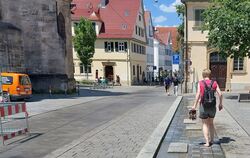 Wasser-Marsch am Weibermarkt am Mittwoch gegen 13 Uhr: Der Asphalt war zu heiß für nackte Füße.    