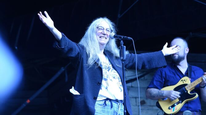 Patti Smith Quartet; Open-Air-Konzert; Stuttgart; Killesberg Strahlend umarmt Patti Smith ihr Publikum. Vom ersten bis zum letzten Moment des rund 100-minütigen Auftritts mit Sohn Jackson u