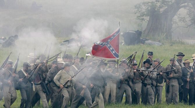 Bürgerkrieg Laiendarsteller als Südstaatensoldaten sind in einer Szene der nachgestellten Schlacht von Gettysburg im Amerikanischen Brügerk