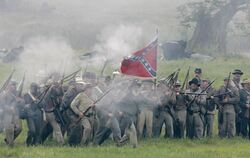  Laiendarsteller als Südstaatensoldaten sind in einer Szene der nachgestellten Schlacht von Gettysburg im Amerikanischen Brügerk