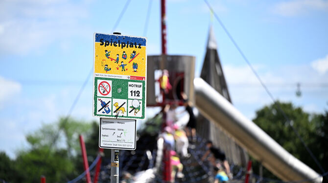 nwf, lnw, Kinder, Spielplatz, schild, Buntes, Kommunen, Freizeit Ein Schild weist auf einen Spielplatz hin.