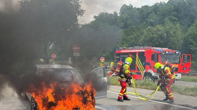 Dieses Auto brannte auf dem Parkplatz beim Doppelposten an der B 28. Die Feuerwehr konnte die Flammen löschen.