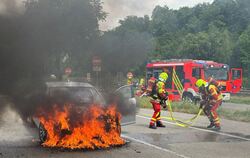 Dieses Auto brannte auf dem Parkplatz beim Doppelposten an der B 28. Die Feuerwehr konnte die Flammen löschen.