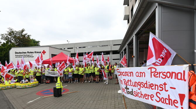 Vor der Rettungswache am Steinenberg demonstrieren Mitarbeiter des Deutschen Roten Kreuzes für ihre Gehaltsforderungen.