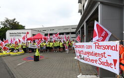 Vor der Rettungswache am Steinenberg demonstrieren Mitarbeiter des Deutschen Roten Kreuzes für ihre Gehaltsforderungen.