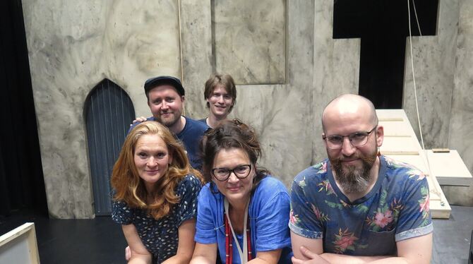 Regisseurin Karin Eppler (vorn, von links), Ausstatterin Sibylle Schulze, Dramaturg Michel op den Platz und die Schauspieler Dav