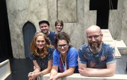 Regisseurin Karin Eppler (vorn, von links), Ausstatterin Sibylle Schulze, Dramaturg Michel op den Platz und die Schauspieler Dav