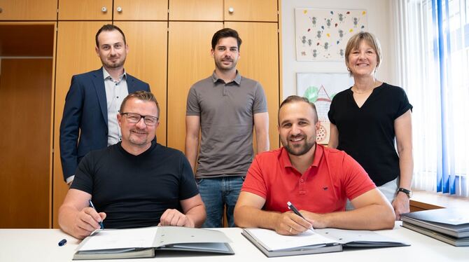 Die Verantwortlichen der Stadt Pfullingen und der Schöller SI Erneuerbare GmbH haben einen Nutzungsvertrag für Bau und Betrieb v