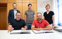 Die Verantwortlichen der Stadt Pfullingen und der Schöller SI Erneuerbare GmbH haben einen Nutzungsvertrag für Bau und Betrieb v