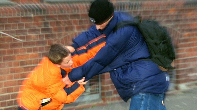 Damit es so weit nicht kommt, sind die Jugendarbeiter im Einsatz. FOTO: LANGENSTRASSEN/ DPA Damit es so weit nicht kommt, sind die Jugendarbeiter im Einsatz. FOTO: LANGENSTRASSEN/ DPA