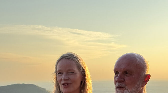 Dietmar Nill mit Ministerin Thekla Walker auf der Sonnenterrasse des Hohenneuffen.  FOTO: RUOF