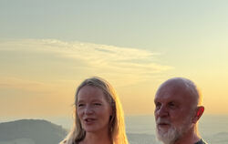 Dietmar Nill mit Ministerin Thekla Walker auf der Sonnenterrasse des Hohenneuffen.  FOTO: RUOF