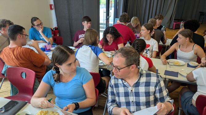 Die amerikanischen und deutschen Schüler haben gemeinsam Spätzle gekocht und diese dann zum Mittag gegessen.  Bei einem Schülera