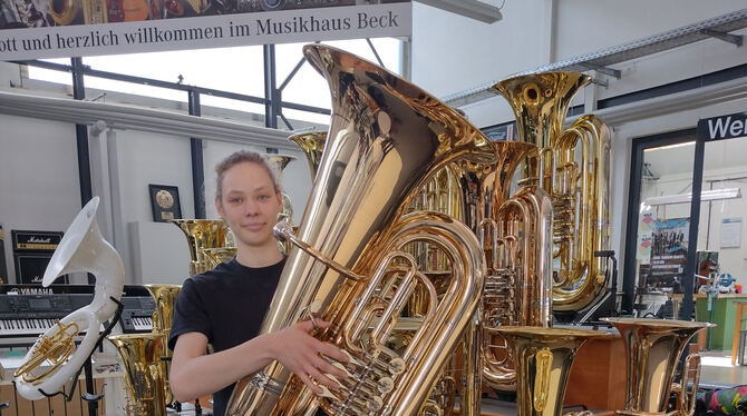 Daniela Schweizer mit einer Tuba: Die junge Frau lässt sich zur Metallblasinstrumentenmacherin ausbilden und ist begeistert. Daniela Schweizer mit einer Tuba: Die junge Frau lässt sich zur Metallblasinstrumentenmacherin ausbilden und ist begeistert.