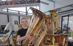 Daniela Schweizer mit einer Tuba: Die junge Frau lässt sich zur Metallblasinstrumentenmacherin ausbilden und ist begeistert.