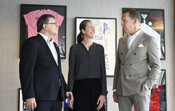 Daniel Grieder (rechts) im Gespräch mit Carolin Westermann (Leiterin Unternehmenskommunikation von Hugo Boss) und GEA-Wirtschaft