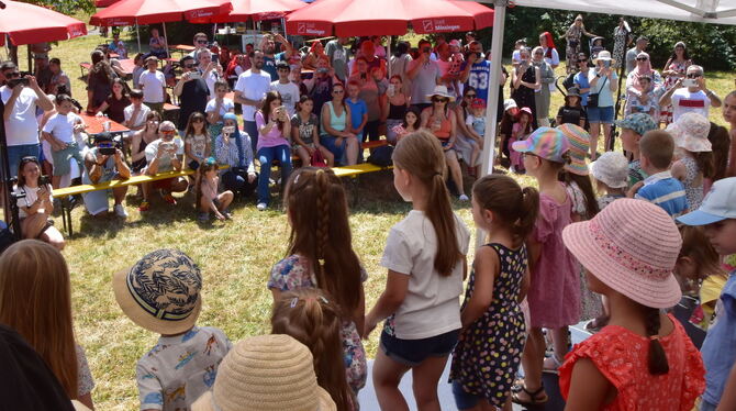 Bästenhardtfest Dicht umlagert: die Singgruppe vom Kindergarten Halde.