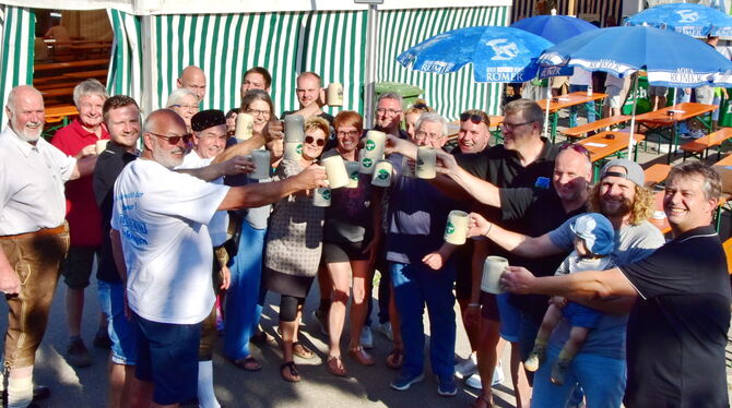 Dorffest Ein Prosit auf die Öschinger Dorfgemeinschaft.