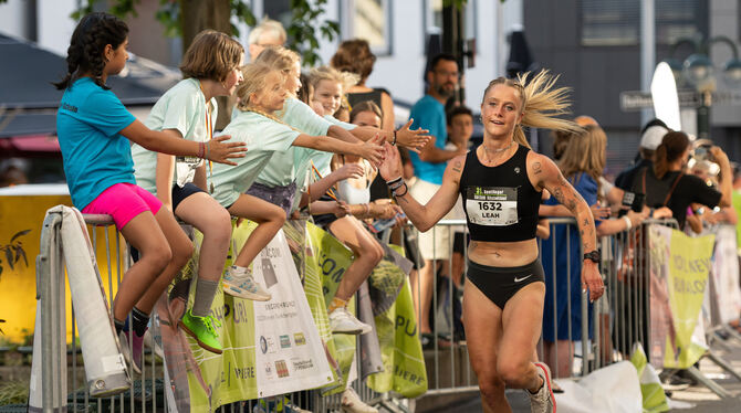 Altstadtlauf 2025 Leah Hanle klatscht den Nachwuchs während des Laufs ab.