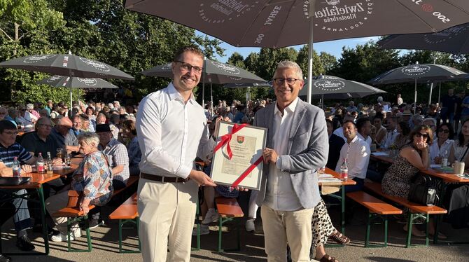 Jubiläums Bürgermeister Simon Baier (links) würdigte das Wirken seines Vorgängers Jochen Zeller mit der Ehrenbürgerschaft der Gemeinde Hoh