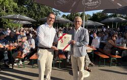 Bürgermeister Simon Baier (links) würdigte das Wirken seines Vorgängers Jochen Zeller mit der Ehrenbürgerschaft der Gemeinde Hoh