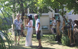 Udo Schmid (Mitte) schaut hier Malerin Henriette Striegler über die Schulter. Er bot seinen Garten als Ausstellungsraum an. Rech