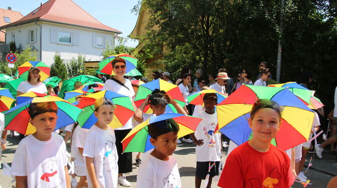 Metzingen Stadt- und Heimatfest Gut beschirmt und somit geschützt vor der Sonne nahmen diese Kinder am Umzug teil.