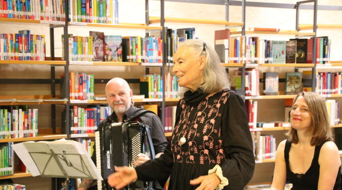Bad Urach Bücherfest Buchhandlung Schauspielerin Blanche Kommerell (stehend), Sängerin Sophia Brickwell und Akkordeonist Dirk Rave gestalteten einen stimmungsvoll