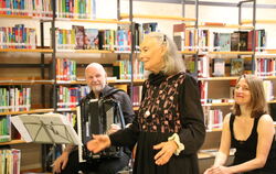 Schauspielerin Blanche Kommerell (stehend), Sängerin Sophia Brickwell und Akkordeonist Dirk Rave gestalteten einen stimmungsvoll