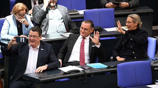 Tino Chrupalla (Mitte) und Alice Weidel (rechts) von der AfD grüßen in die Camera von Stephan Brandner  in der 214. Plenarsitzu