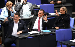  Tino Chrupalla (Mitte) und Alice Weidel (rechts) von der AfD grüßen in die Camera von Stephan Brandner  in der 214. Plenarsitzu