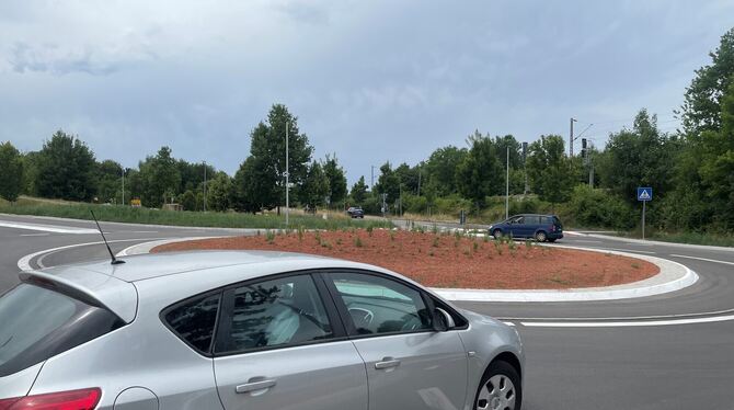 Auchtertkreisel Kreisverkehr Freigabe Metzingen Die Baustelle am neuen Auchtertkreisel in Metzingen ist beendet. Der Verkehr fließt seit Freitagmorgen wieder.