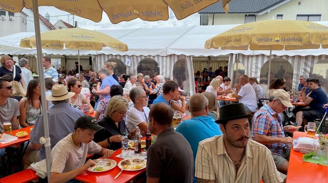 Mittagessen in geselliger Runde bei der Backhaushockete in Steinhilben (links). Der Bewegungskindergarten Mägerkingen präsentier Mittagessen in geselliger Runde bei der Backhaushockete in Steinhilben (links). Der Bewegungskindergarten Mägerkingen präsentier