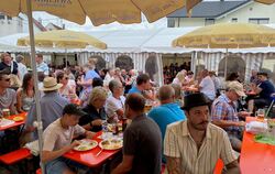 Mittagessen in geselliger Runde bei der Backhaushockete in Steinhilben (links). Der Bewegungskindergarten Mägerkingen präsentier
