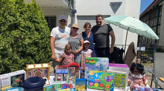 Ihnen  macht's Spaß: Die Familien Arnold und Schuler an ihrem gemeinsamen Verkaufsstand,