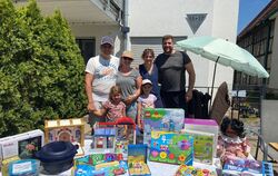  Ihnen  macht's Spaß: Die Familien Arnold und Schuler an ihrem gemeinsamen Verkaufsstand,